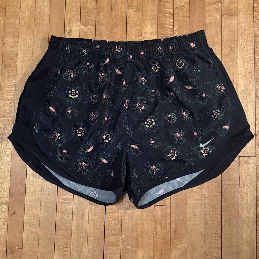 Nike Women's Dry Floral Printed 3'' Tempo Running Shorts